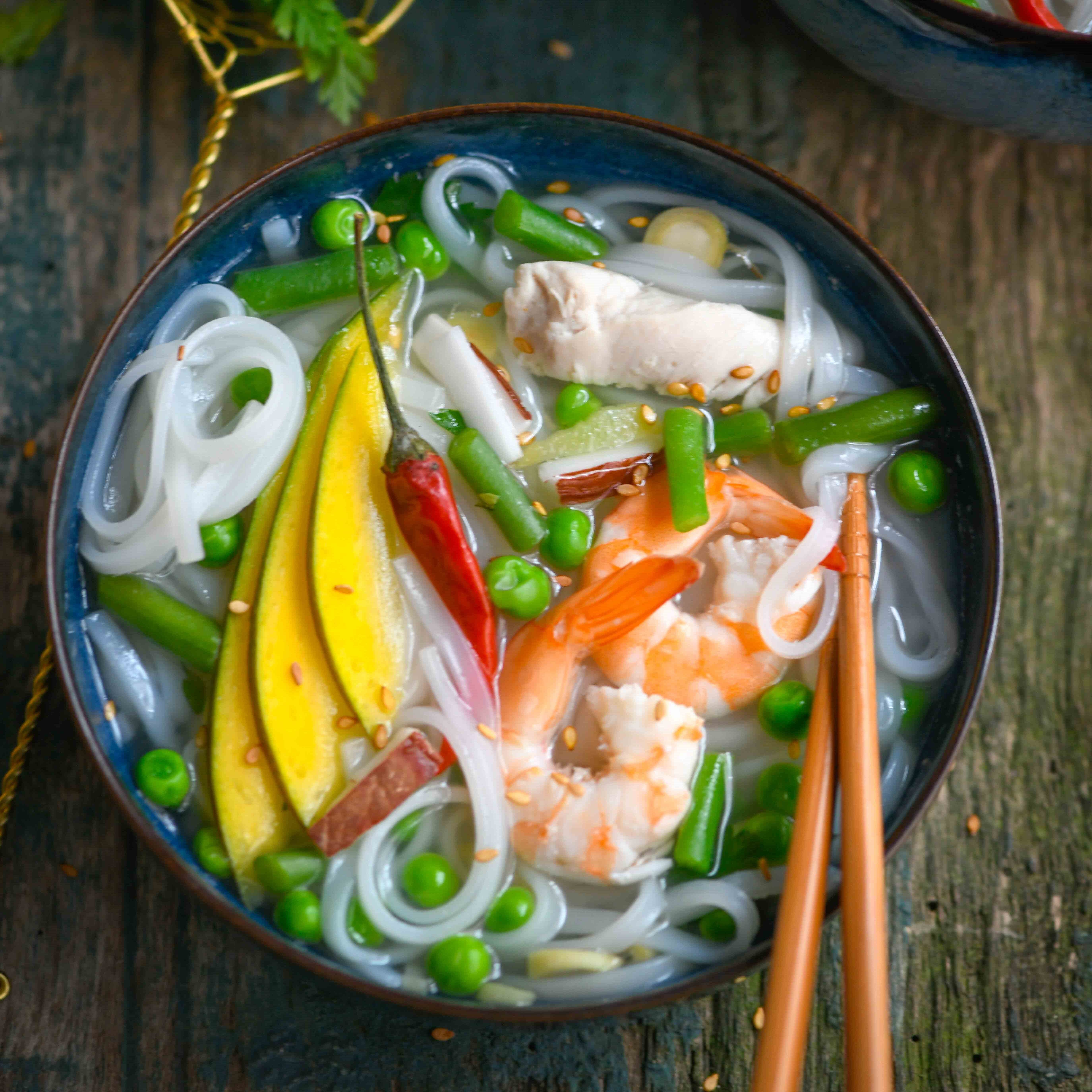 Photo de Infuseur à bouillon WW : Soupe asiatique aux nouilles,  crevettes et mangue prise par WW