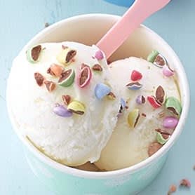 Frozen yoghurt met Smarties-topping