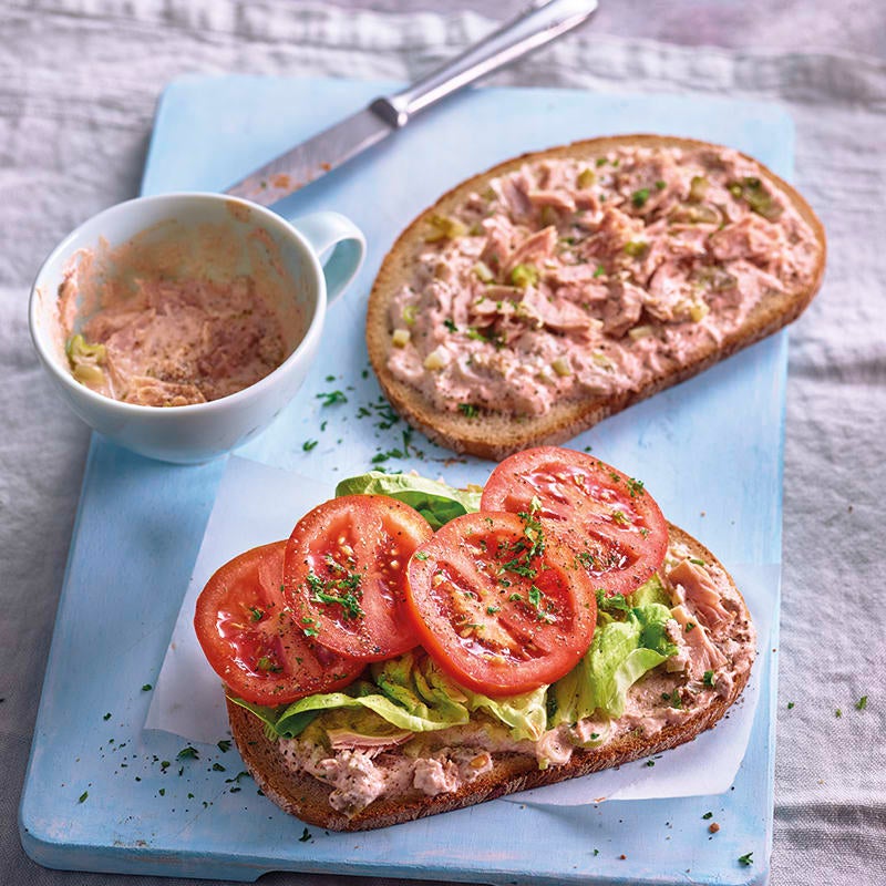 Foto van Sandwich met tonijncrème en tomaat door WW